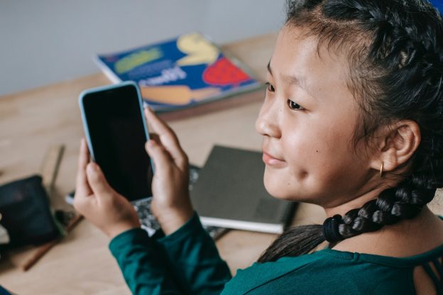 Should Cellphones Be Allowed in Schools? (Essay Sample)